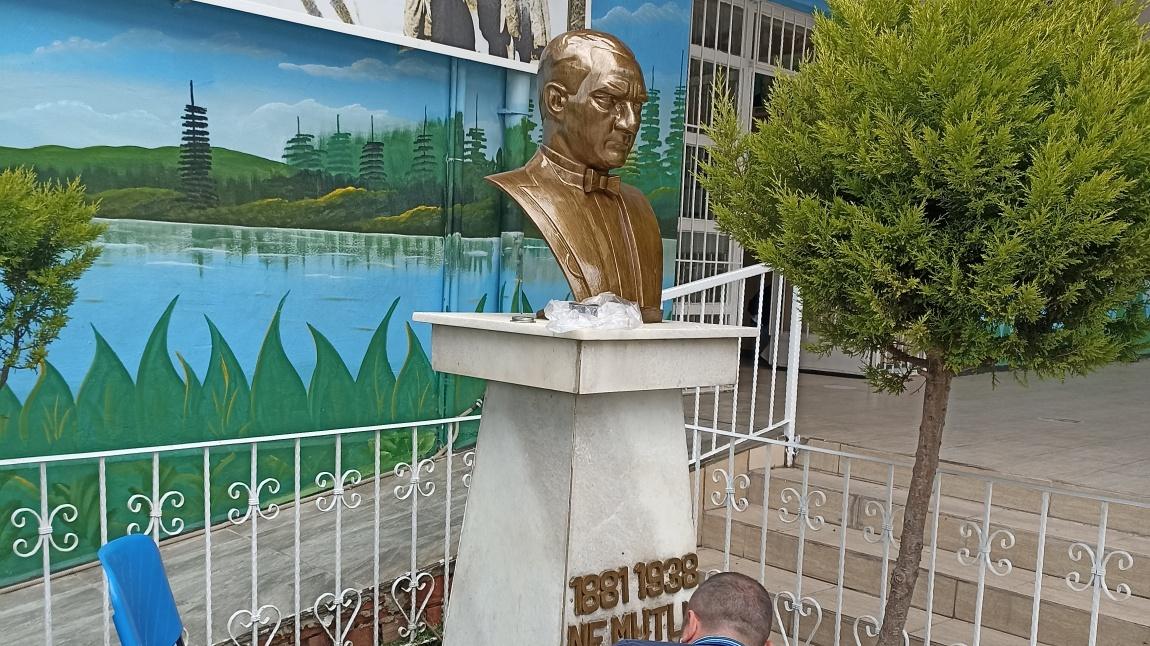 Atatürk Büstü Boyandı